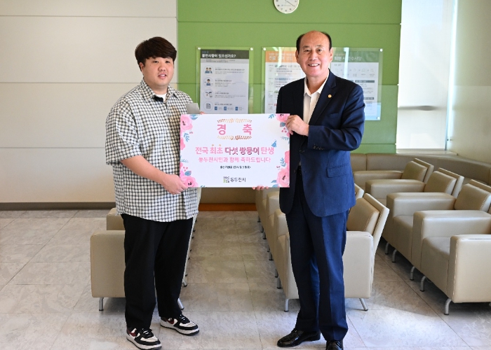 박형덕 동두천시장, 다섯 쌍둥이 아빠를 만나 축하의 메시지 전달