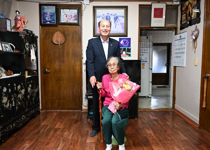 박형덕 동두천시장, 100세 어르신께 청려장(장수지팡이) 전달