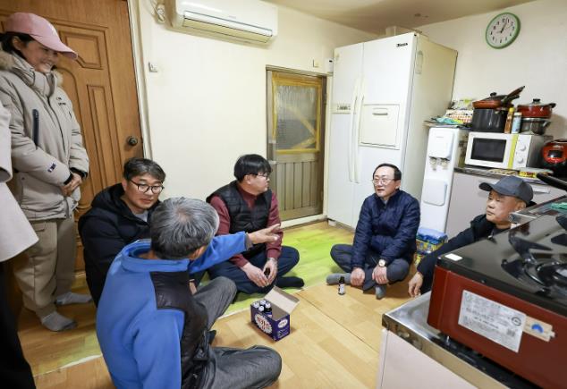 김덕현 연천군수, 한파경보에 따른 취약계층 가정방문